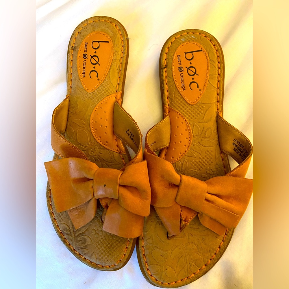 Cute bow leather flip flops in great shape
